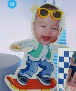Chibi bé trai trượt ván