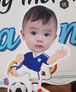 Chibi bé trai đá bóng