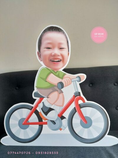 Chibi bé trai đạp xe