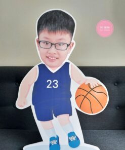 Chibi bé trai chơi bóng rổ