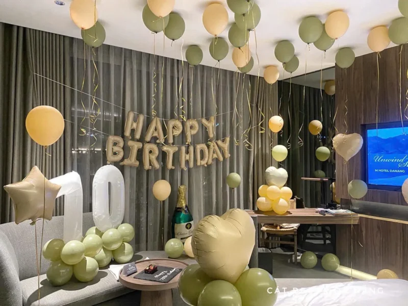Trang trí sinh nhật phòng khách sạn xanh đậu và be
