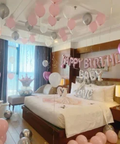 Trang trí sinh nhật phòng khách sạn màu hồng