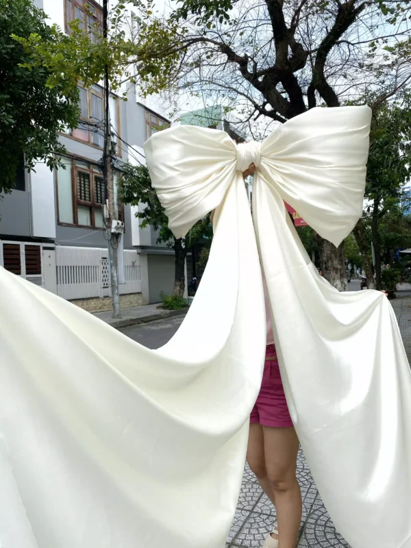 Nơ Phi bóng đuôi rũ cánh xếp