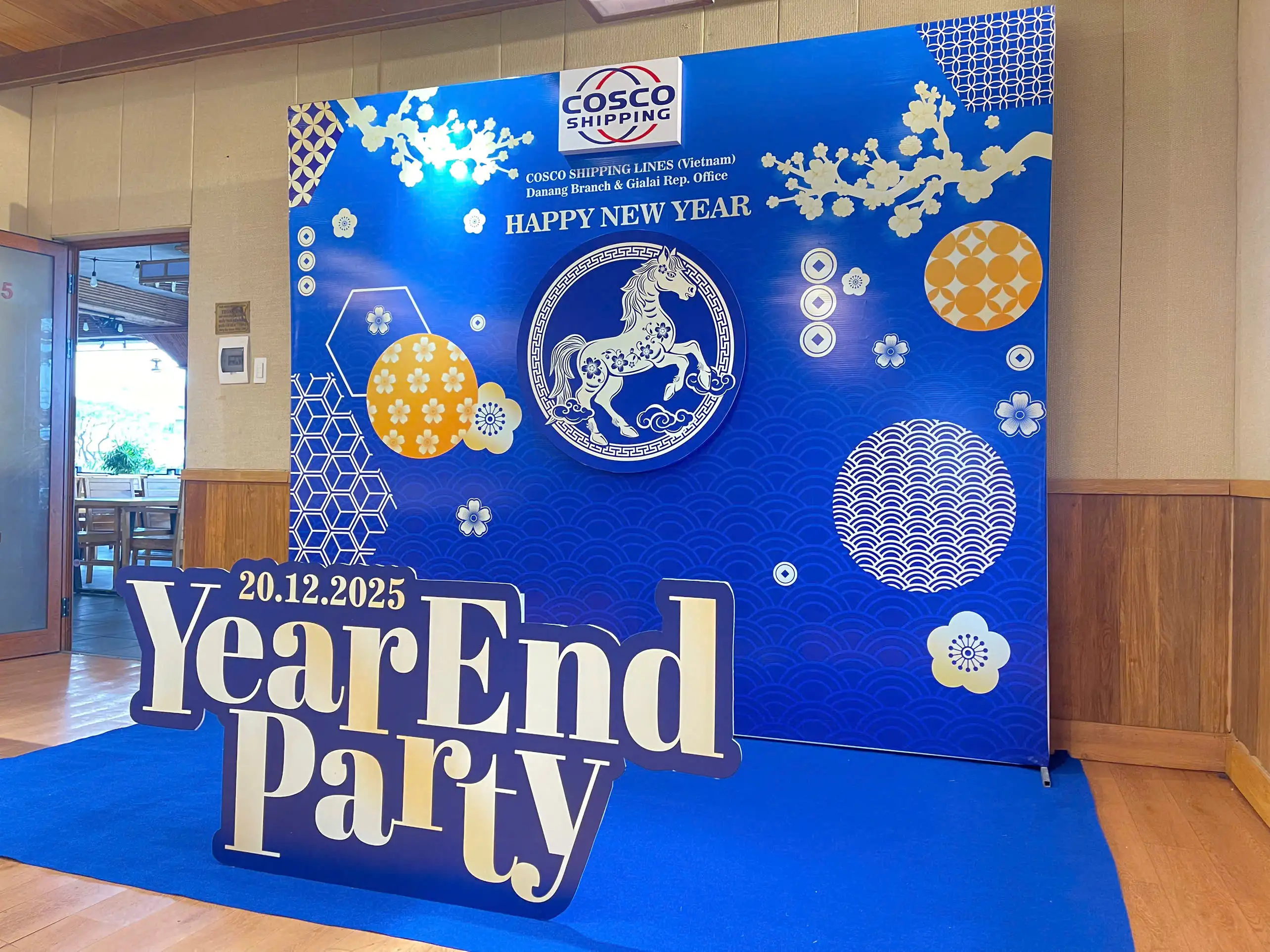 Year End Party tông xanh dương