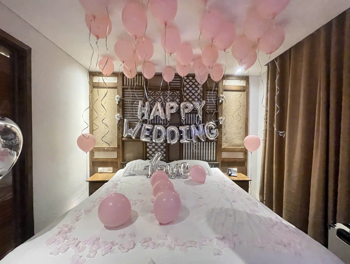 Set bóng bay trang trí cưới, có thể tham khảo phối màu cho tiệc kỷ niệm