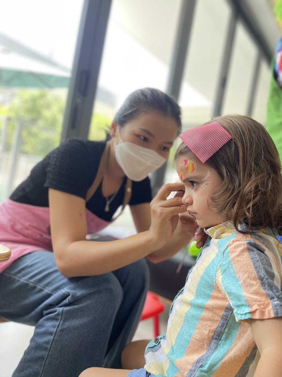 Nghệ sĩ vẽ mặt trang trí cho bé tại tiệc sinh nhật Đà Nẵng