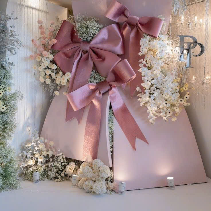 Vì sao 90% backdrop đẹp đều có nơ khổng lồ?