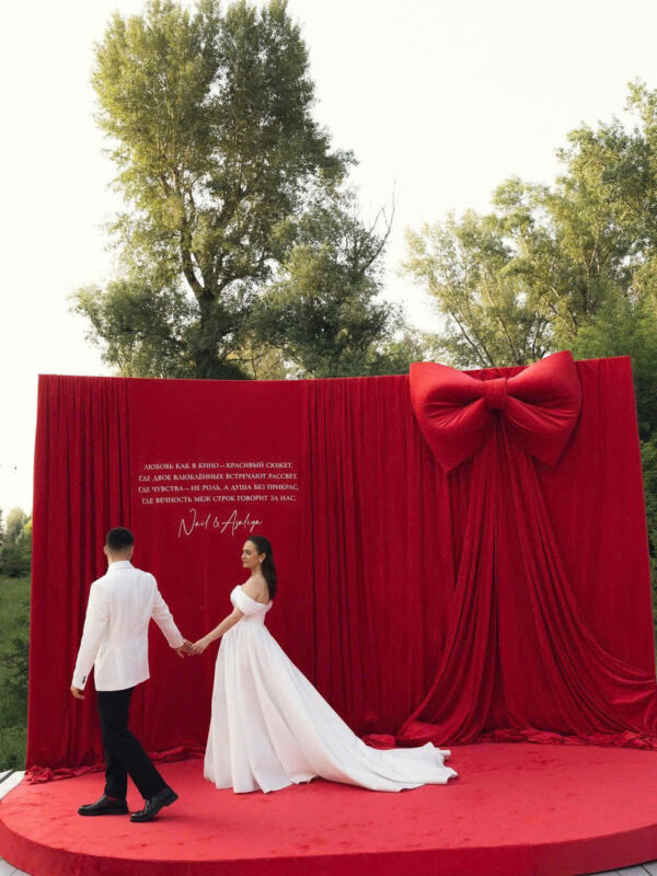 Vì sao 90% backdrop đẹp đều có nơ khổng lồ?