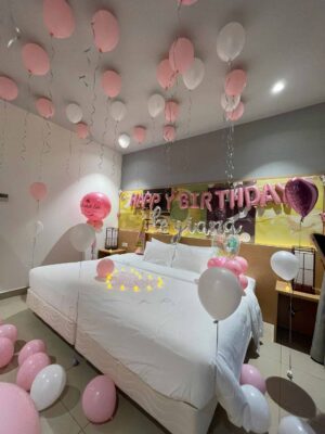 Trang trí sinh nhật phòng khách sạn màu hồng pastel